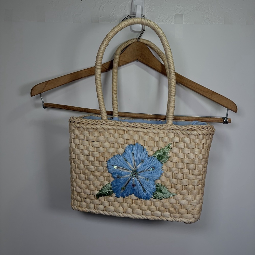 Beautiful Purse Blue Floral Zipper Closure Pouch Inside Lightweight‎ Straw Woven